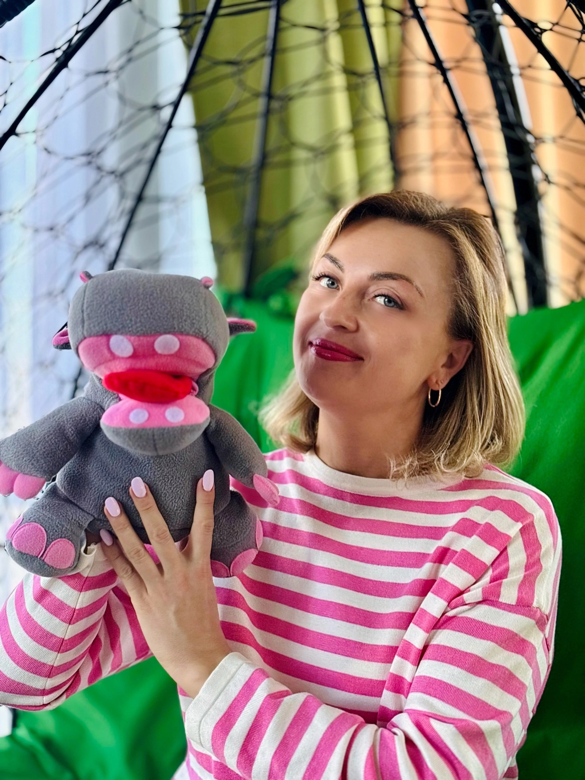 Логопед занимается с ребенком